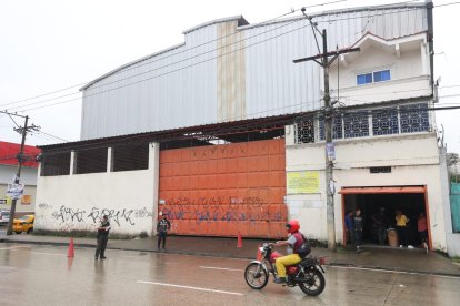 Personal de la Policía llegó al lugar para retirar el explosivo y recabar indicios.