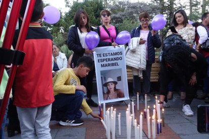 Parientes hicieron un plantones junto al edificio de la gobernación y de la Fiscalía del Azuay.