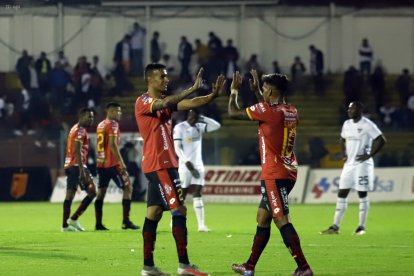El argentino Bruno Duarte (2) lideró la defensa de Deportivo Cuenca en el triunfo ante Liga de Quito.