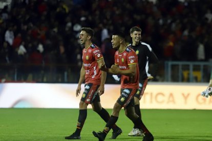 El argentino Bruno Duarte (2) lideró la defensa de Deportivo Cuenca en el triunfo ante Liga de Quito.