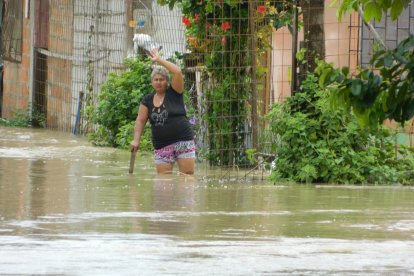 Una mujer pide que la rescaten, luego de que su vivienda terminara totalmente inundada.