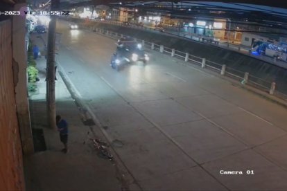 Cámara de seguridad capta el momento en que niño llega en bicicleta y coloca el artefacto.