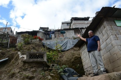 Hace un año que Pedro Montero no ha podido entrar a su vivienda, luego de un deslizamiento de tierra.