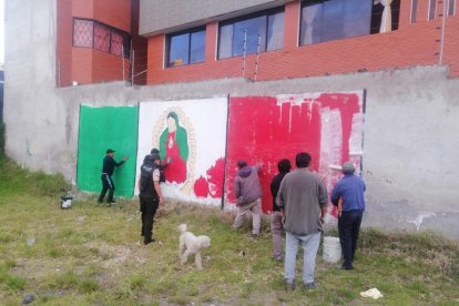 La policía señaló que los dibujos pertenecerían a la simbología de la banda de los Vatos Locos.