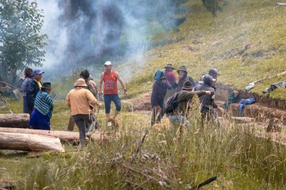 Los comuneros se oponen a la recolección de las muestras porque les contaminarían las fuentes de agua.