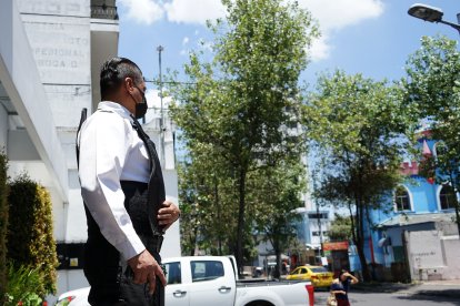 Los guardias tienen más precaución al momento de cuidar los locales.