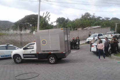 Los paramédicos confirmaron la muerte de la mujer cuando llegaron a la escena.