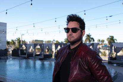 Acabó de abrir su

cuenta de TikTok. Él es su propio mánager y responde los mensajes en redes sociales.