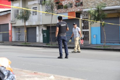 La policía levantaba varios indicios balisticos.