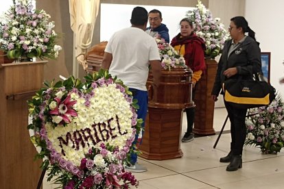 Los restos de la enfermera fueron sepultados en medio de una serie de preguntas de sus allegados.