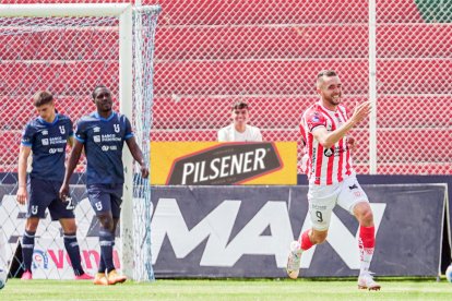 El delantero argentino Jean Carlos Blanco marcó el segundo gol de Técnico Universitario sobre Universidad Católica.