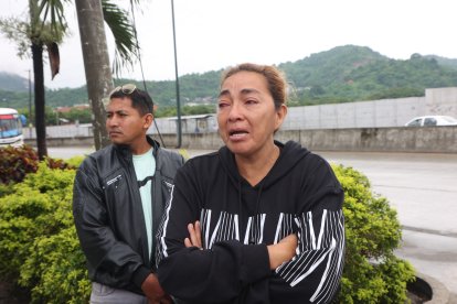 Mariana Véliz llora la muerte del mayor de sus hijos. Llegó a la morgue para retirar su cuerpo.