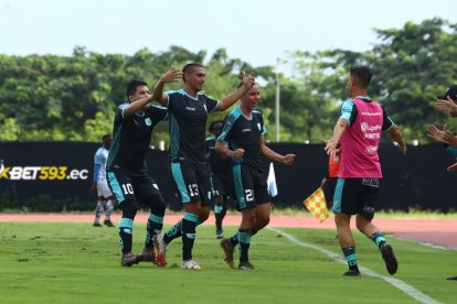 El zaguero Teodoro Paredes (c) y su celebración tras marcar el gol del Cumbayá.