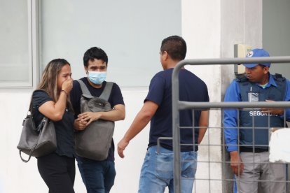 Familiares de Ana Elizabeth Tandazo Moreno lloran desconsolados su muerte.