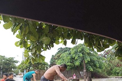 Moradores ayudaron a retirar las palizadas y escombros arrastrados por el agua.