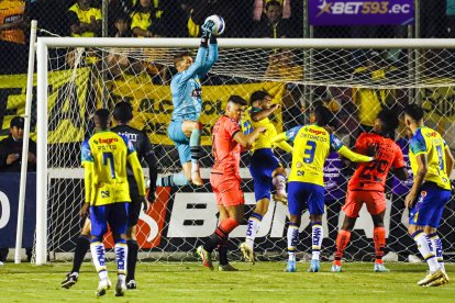 El arquero Javier Burrai salvó en varias ocasiones los errores presentados por los defensas de los toreros.