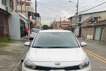 El vehículo robado apareció abandonado en Guayacanes.