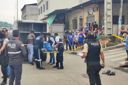 Agentes policiales llegaron al sitio para retirar el cadáver.