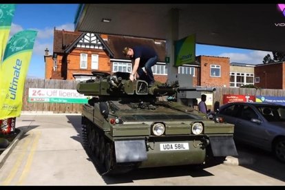 El sujeto sorprendió a quienes estaban en la estación de servicios.