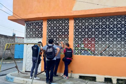 Instante en que los uniformados dialogaban con el ciudadano para intentar que los deje retirar a los niños.