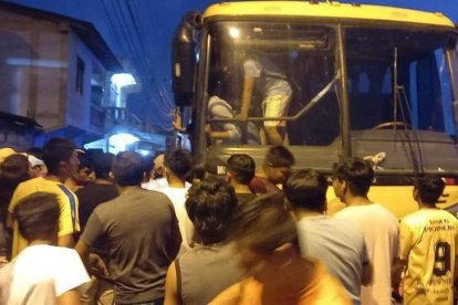 Moradores ayudaron a detener al chofer, quien intentó huir del sitio.