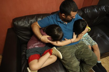 Esteban tiene ahora bajo su responsabilidad a dos de sus tres hijos. Quiere justicia para ellos. Acusa de abuso a un tío materno.