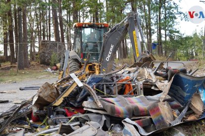 Así quedó parte de la carrecería del autobus que transportaba a 66 migrantes y se accidentó en Panamá. 22 son ecuatorianos y aún se espera datos de 11 de ellos.