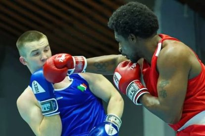 Castillo (d)  en uno de los últimos combates en suelo europeo, donde superó tres peleas para poder llegar hasta la final.