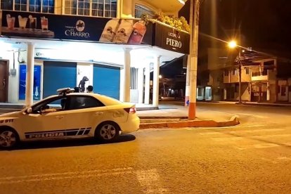 Sujetos en una moto se estacionaron frente a la licorería y dispararon contra las vitrinas.