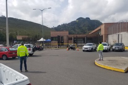 Internos de la cárcel de Turi reclaman por muerte de una reclusa