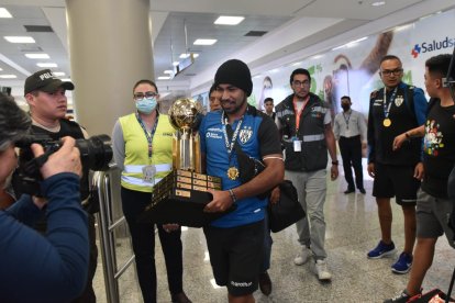 Junior Sornoza fue el encargado de llevar la copa de campeón.