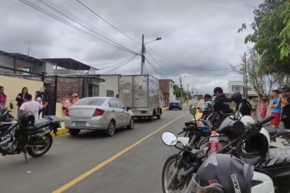 La Policía Nacional indaga si se trata o no de una muerte de carácter violento. Para tener mayores certezas, el cuerpo fue llevado al Centro Forense de Manta.