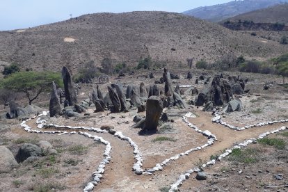 Los Menhires de Quillusara apuntan hacia la Cueva de los Tayos.