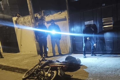 El motorizado quedó con varias balas en el cuerpo y sentado en su vehículo.