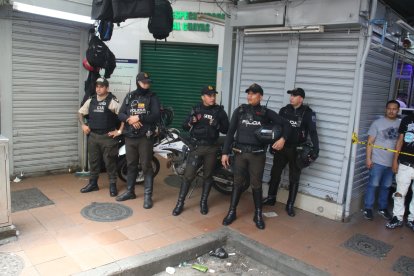 La Policía hizo un cerco en la entrada del centro médico, donde quedó tendido el cadáver, que inicialmente estaba a unos metros.
