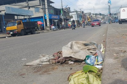 En el lugar quedaron los restos del cuerpo que fue hallado en sacos de yute.