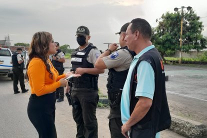 Vanessa Robles y el camarógrafo Eddy Robalino, luego del intentó de asalto.