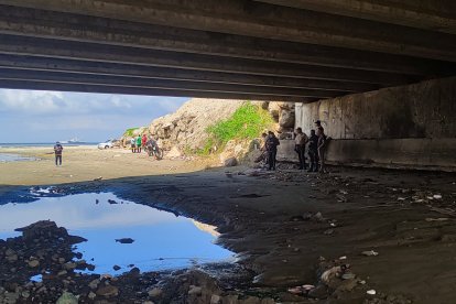 La víctima no ha sido identificada. Chamberos que pasaron por el lugar vieron que una mano sobresalía del agua. La escena era macabra.