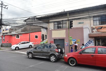 Luego del ataque, el negocio quedó cerrado. Los vecinos no habían tratado con la víctima.