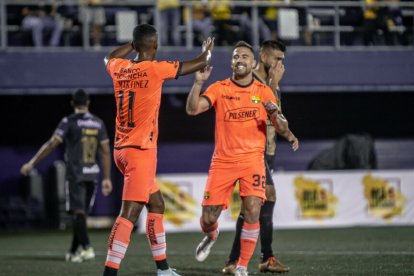 El argentino Jonatan Bauman (d) fue titular en el debut de Barcelona, ante Gualaceo, en la LigaPro 2023.