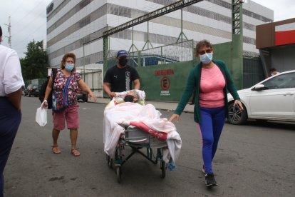Pacientes vivieron momentos de terror en los exteriores del hospital del suburbio.