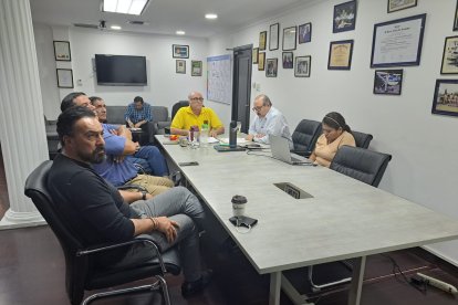 El presidente del COE, Jorge Delgado Panchana, junto a varios representantes de ecuatorianas por deporte, en la reunión de este jueves 2 de marzo.