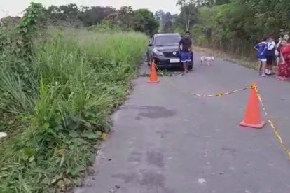 Una pareja de esposos que circulaba en una moto la que vio el cuerpo.
