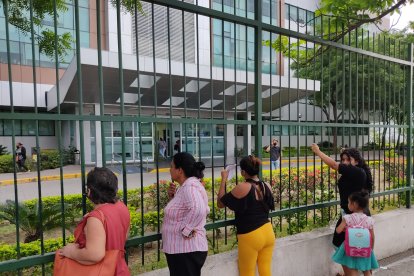 Familiares de hospitalizados esperando información información.