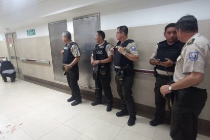 Agentes policiales llegaron al hospital Abel Gilbert instantes posteriores al ataque armado.