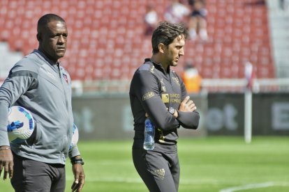 El estratega de Liga de Quito, Luis Zubeldía, no estará en el banquillo técnico ante Aucas, por suspensión.