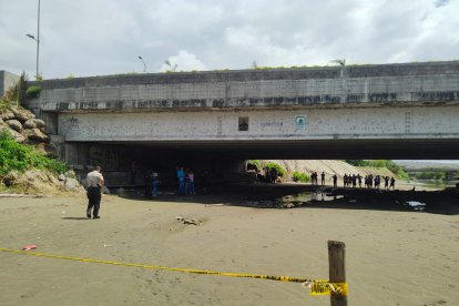 La víctima recibió al menos 28 puñaladas. Es el tercer agente de tránsito asesinado en Manta en menos de un año.