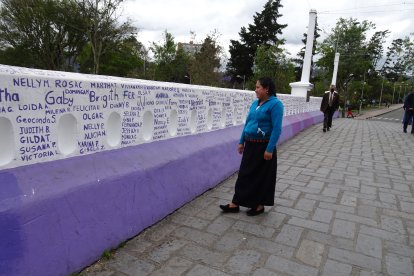 Los nombres de Bertha Minchala y Cristina Palacios están sobre la estructura cuencana.