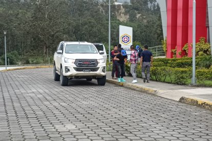 Familiares tratan de consolarse ante la muerte de la pequeña de 6 años.