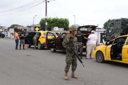 La medida restringe los derechos a la libertad de tránsito, asociación, reunión, inviolabilidad de domicilio y correspondencia desde las 21:00 hasta las 05:00.
